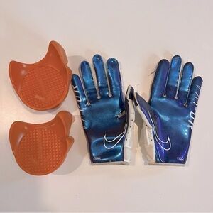 𝅺NIKE Football gloves and two kicking stands
